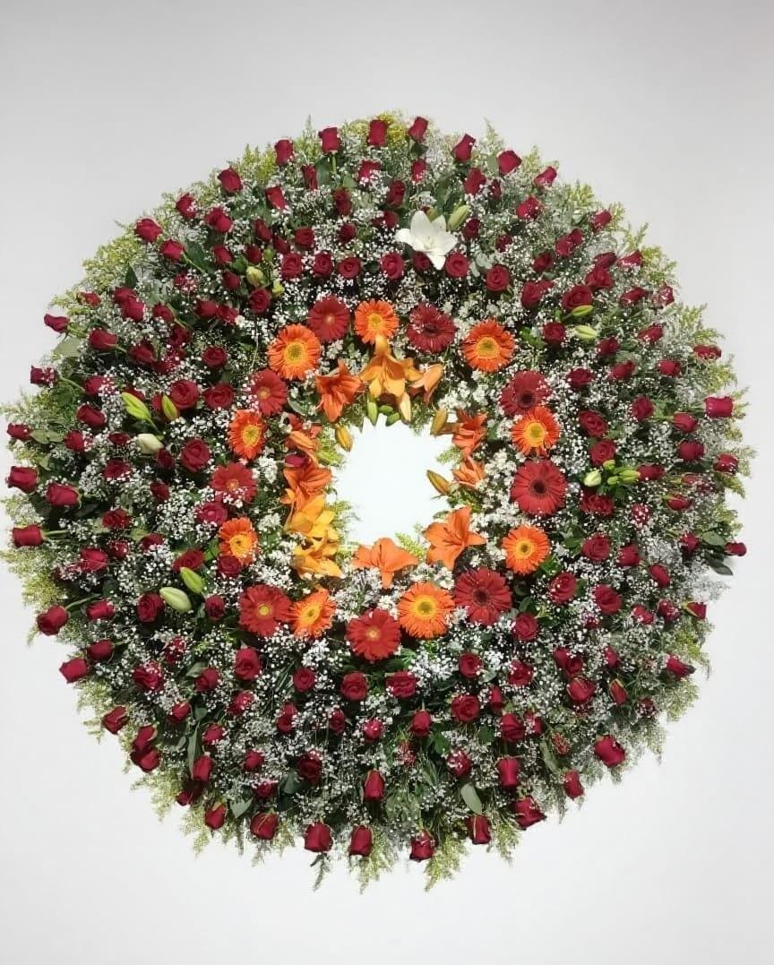 Corona con rosas, gerberas y lilis