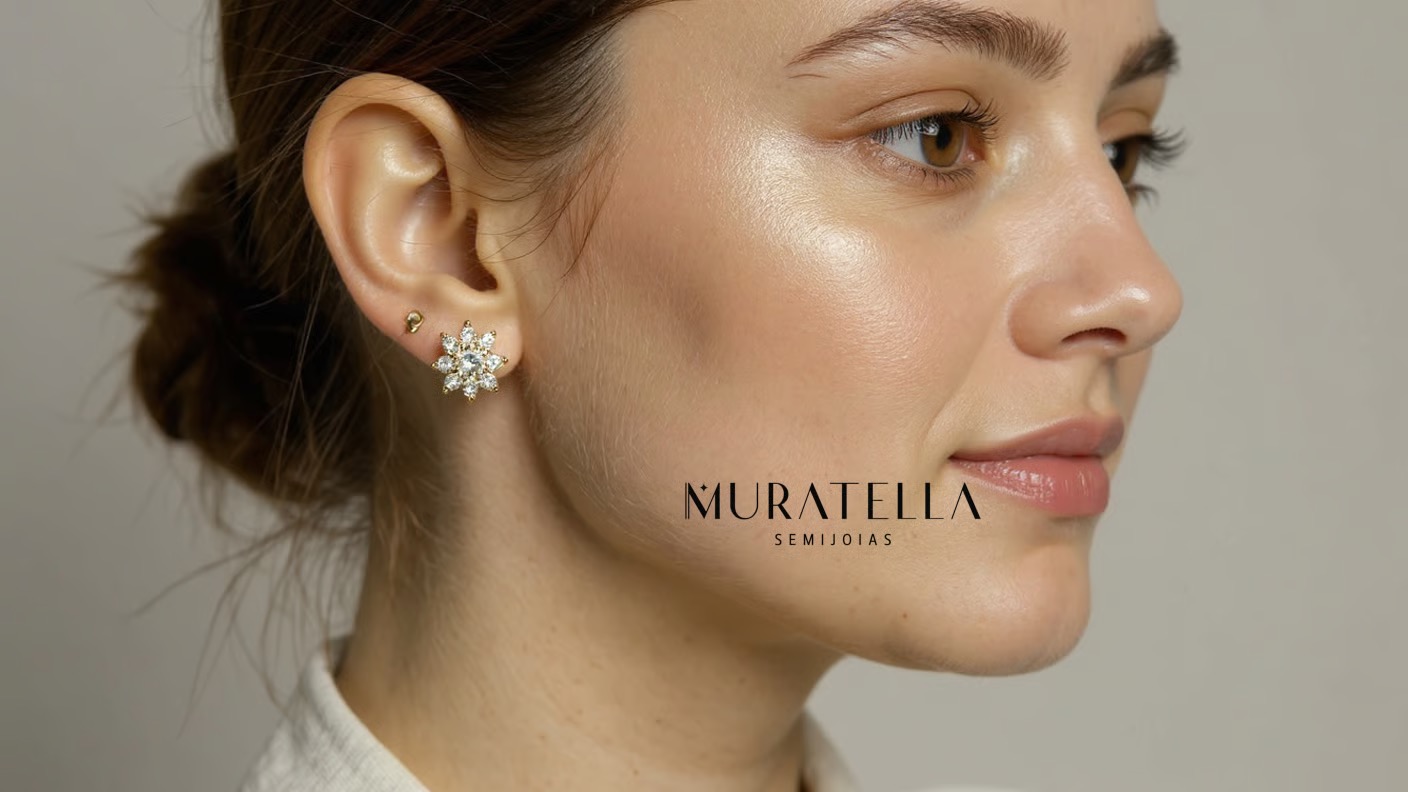 Brinco de Flor com banho de Ouro 18k e Zircônias Brancas.