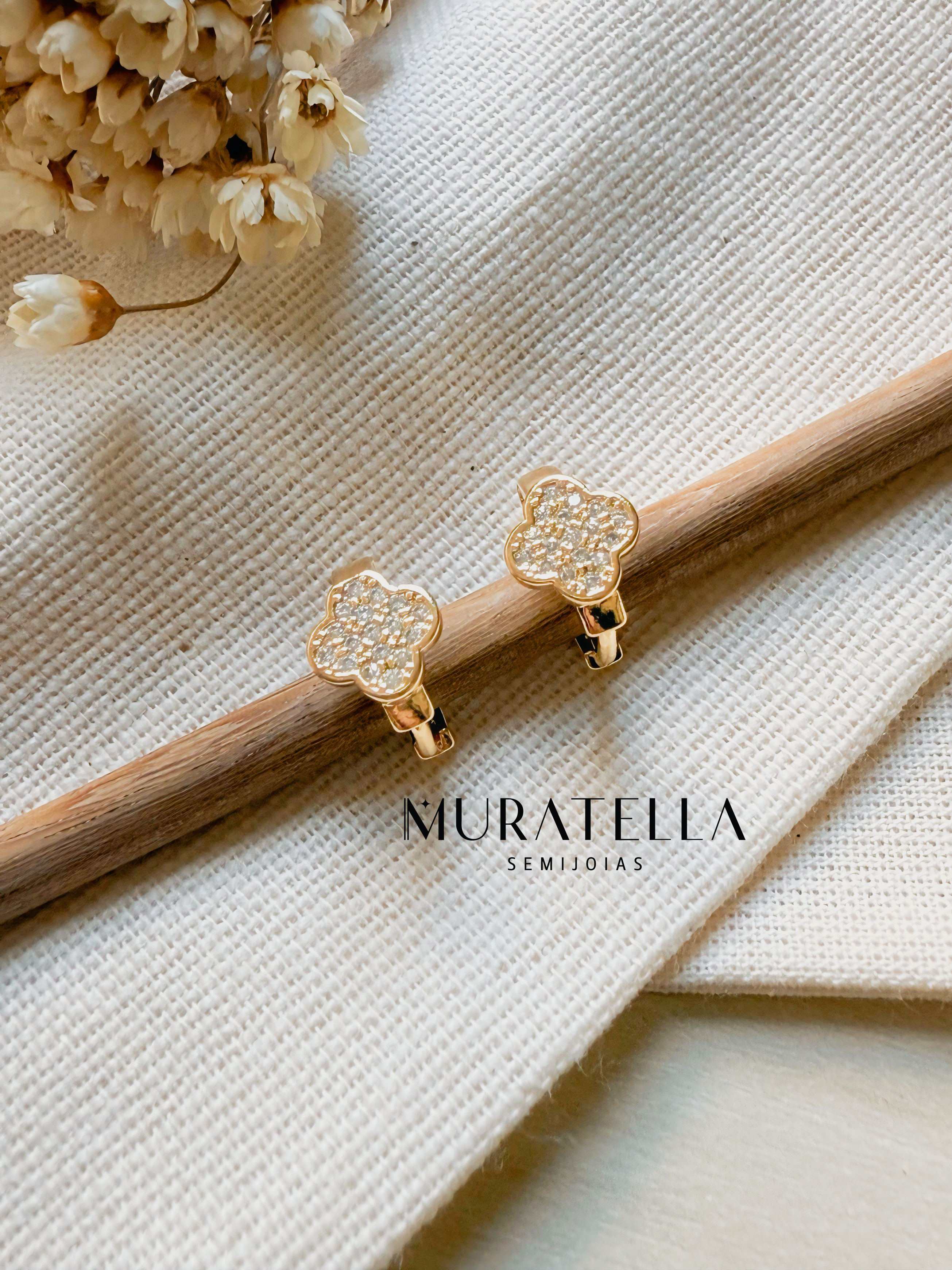 Brincos Mini Trevos Dourados com Zircônia