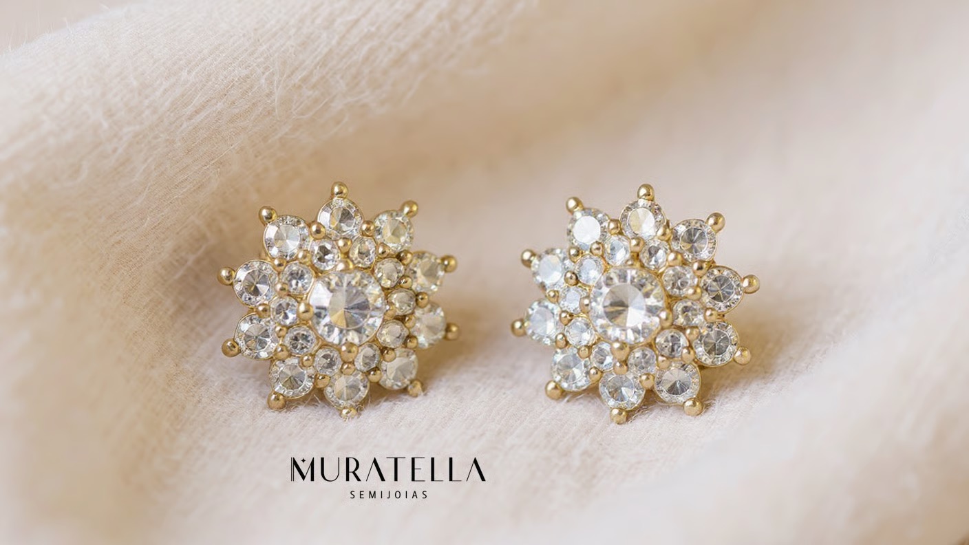 Brinco de Flor com banho de Ouro 18k e Zircônias Brancas.