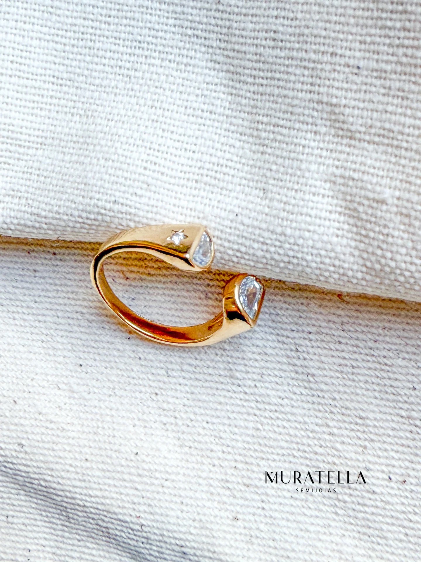 Anel Banhado em Ouro e Zircônias brancas