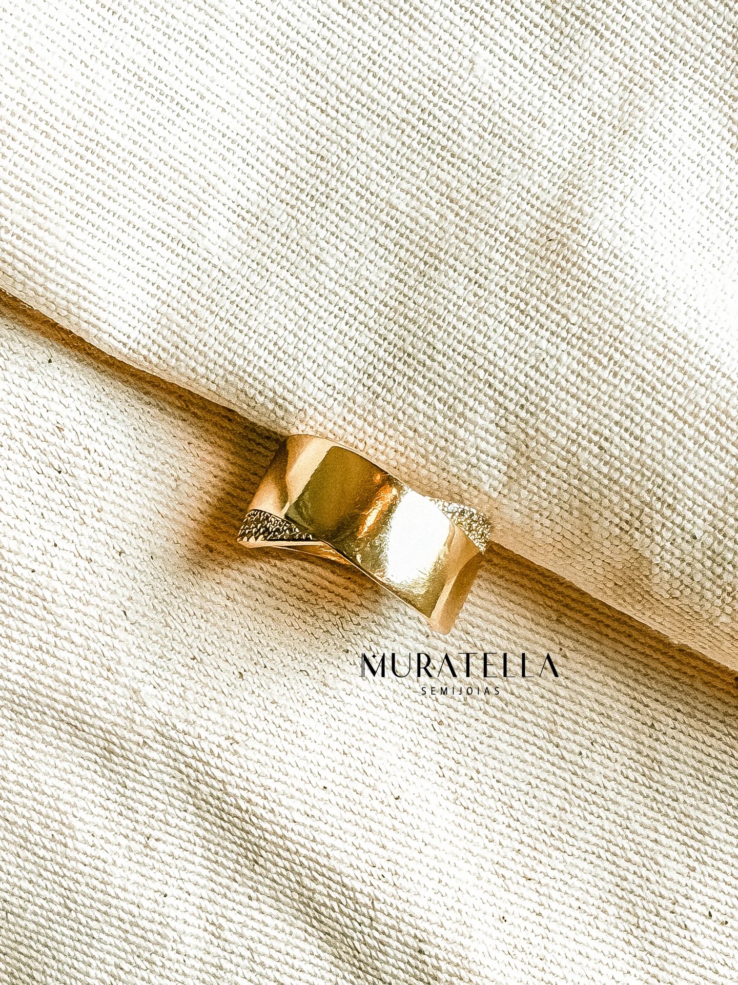 Anel banho de ouro e Zircônias Brancas