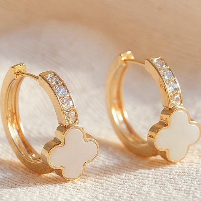 Brinco Banho de Ouro com Pingente de Trevo em Madrepérola e Zircônias.