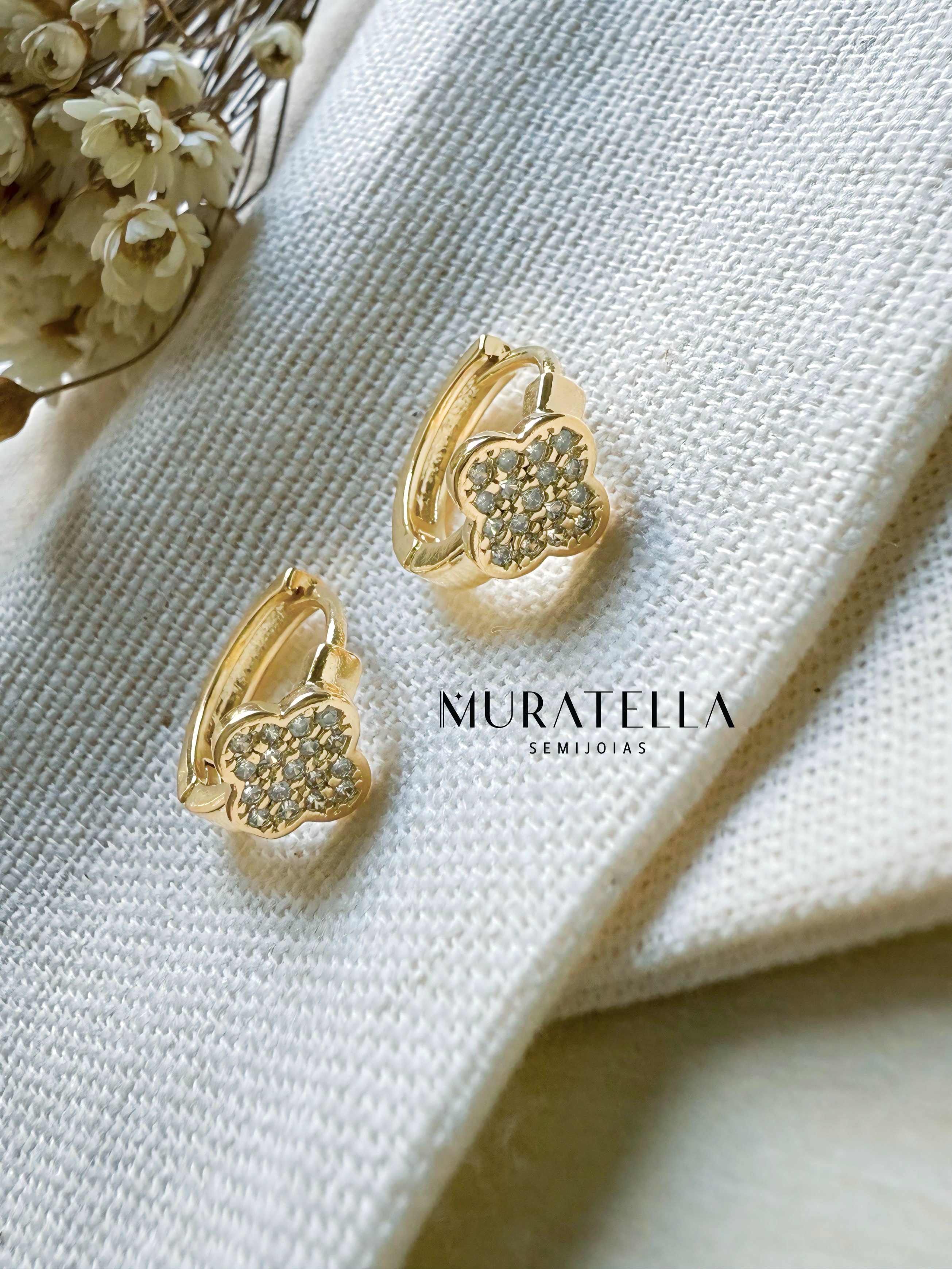 Brincos Mini Trevos Dourados com Zircônia