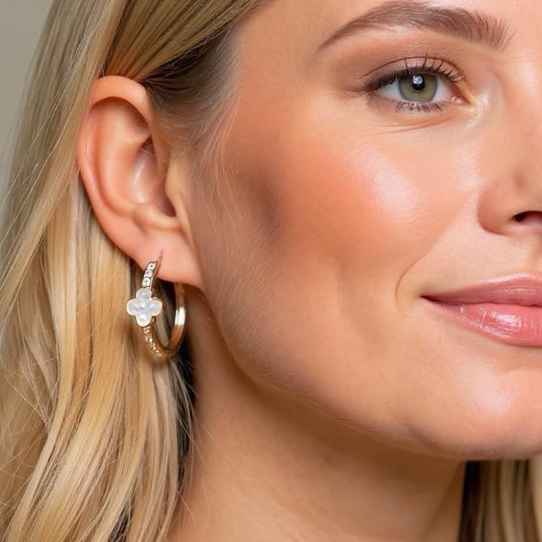 Brinco Banho de Ouro com Pingente de Trevo em Madrepérola e Zircônias.