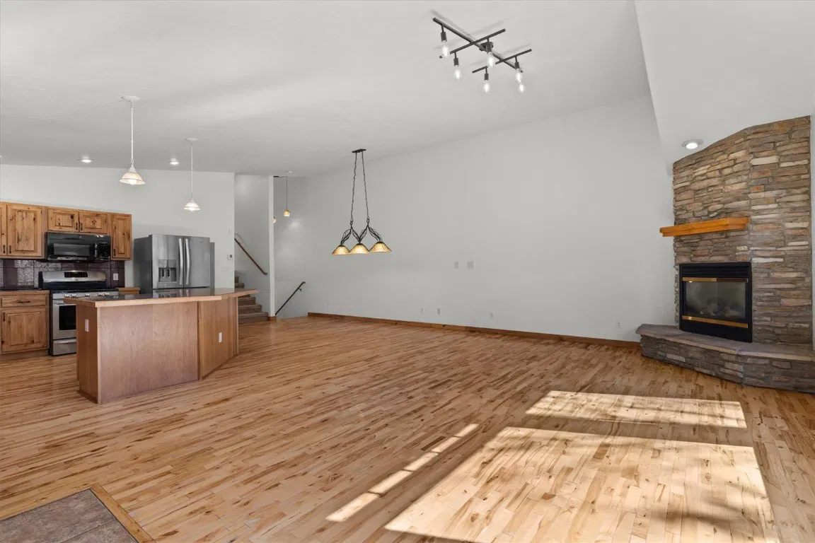 casa montañera moderna de dos pisos