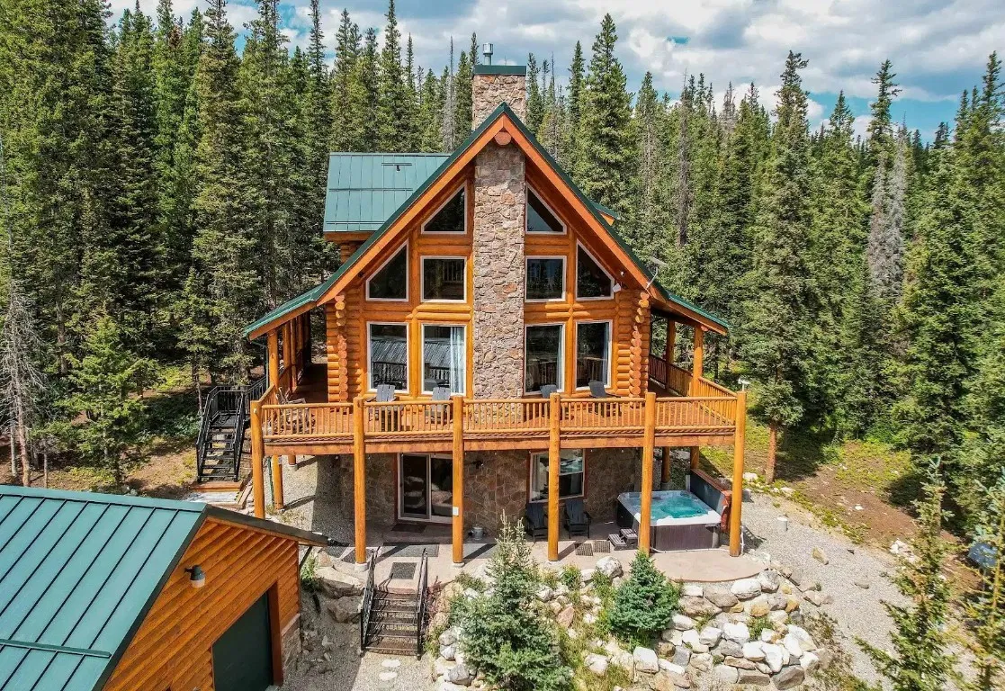  cabaña de troncos en la montaña