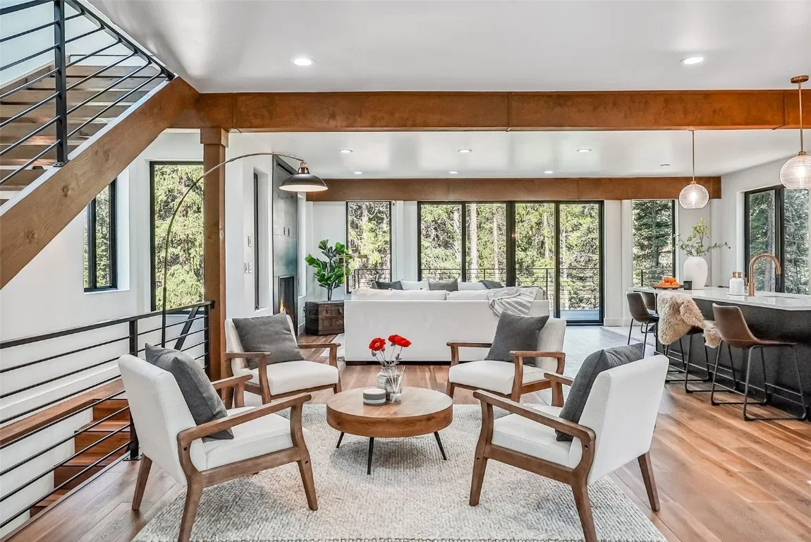 refugio moderno en la montaña