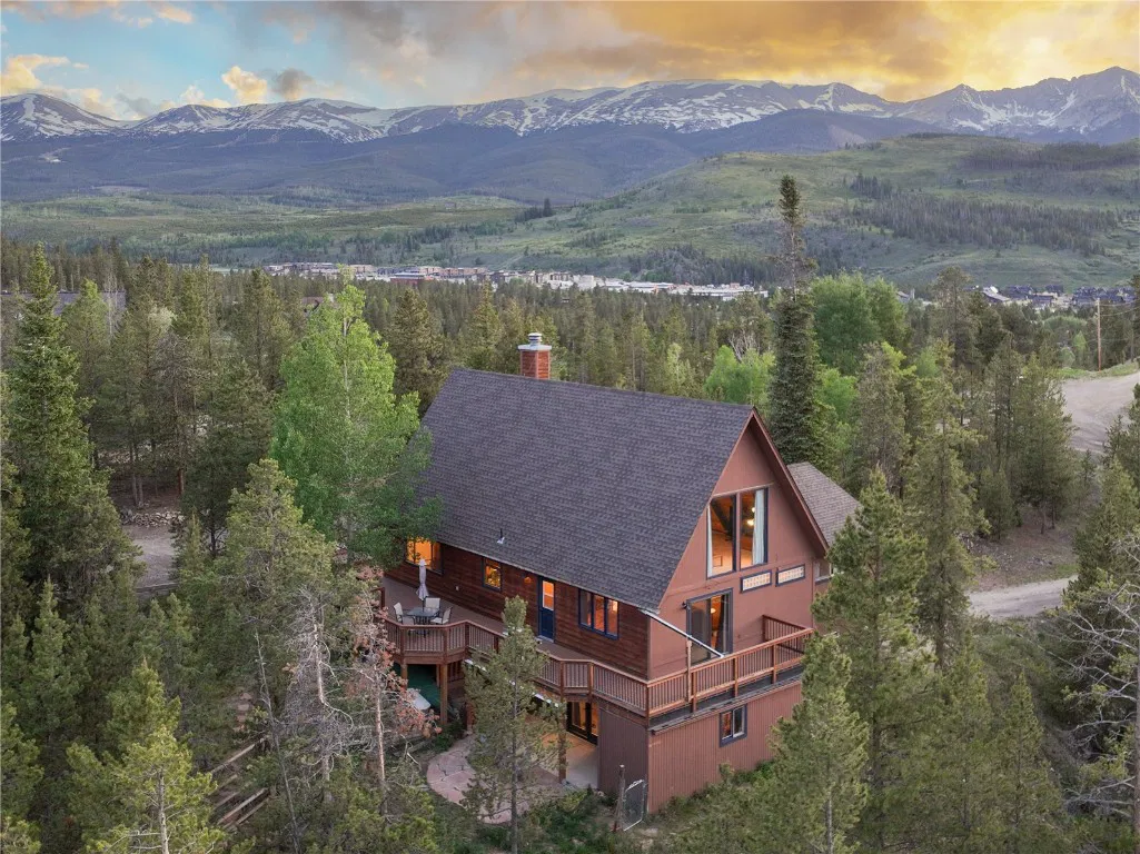 cabaña con vista a la montaña