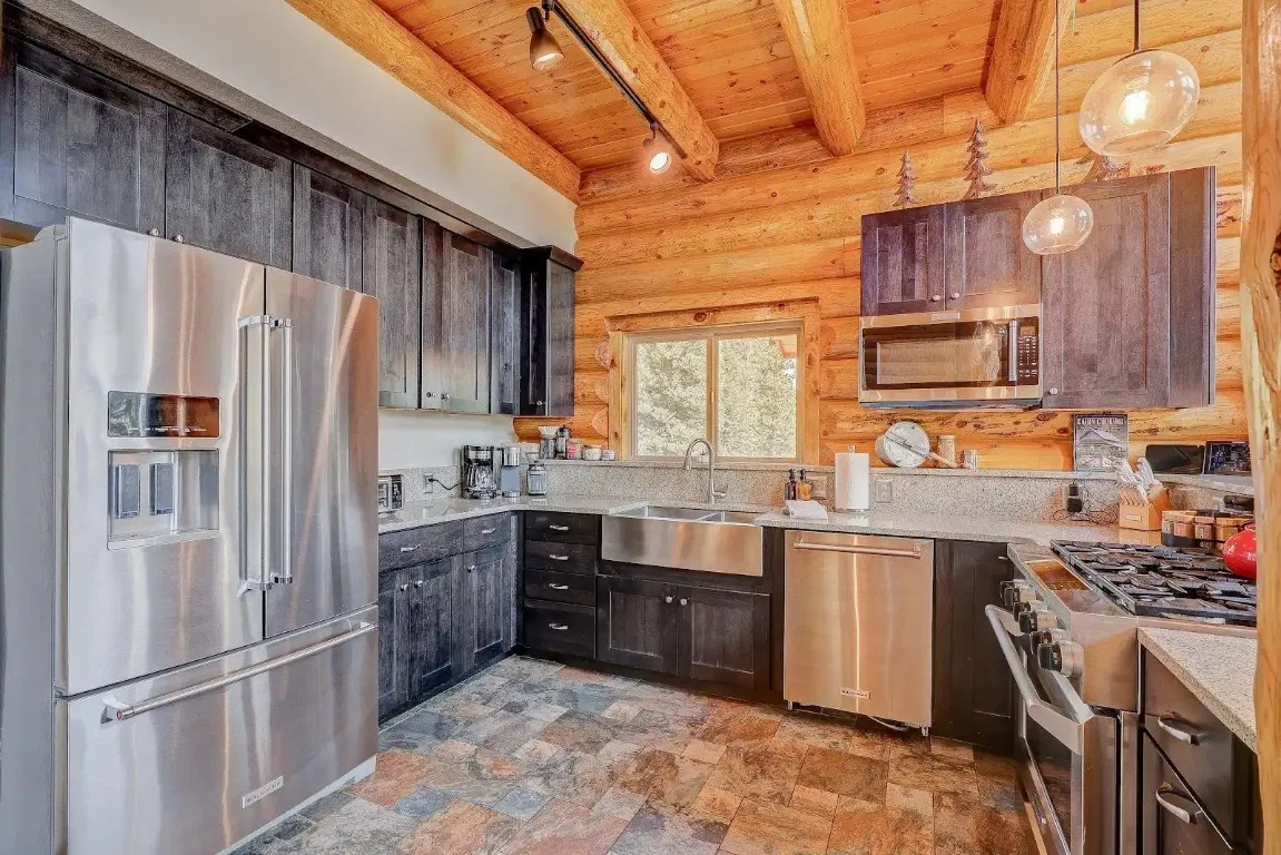  cabaña de troncos en la montaña