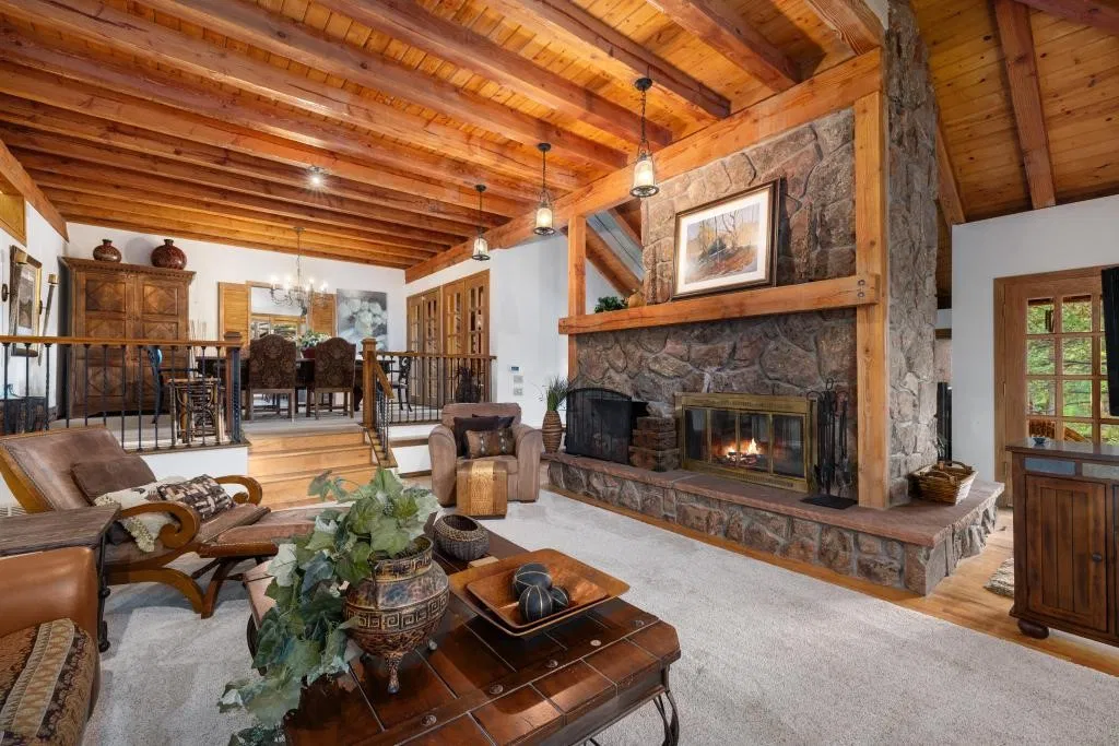  cabaña en medio de un paisaje forestal impresionante