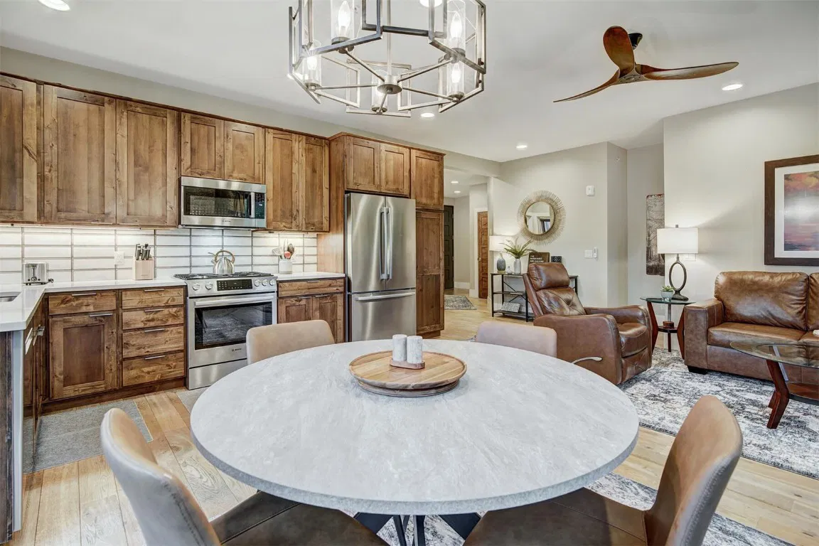 casa contemporánea de dos pisos con vista a la montaña 