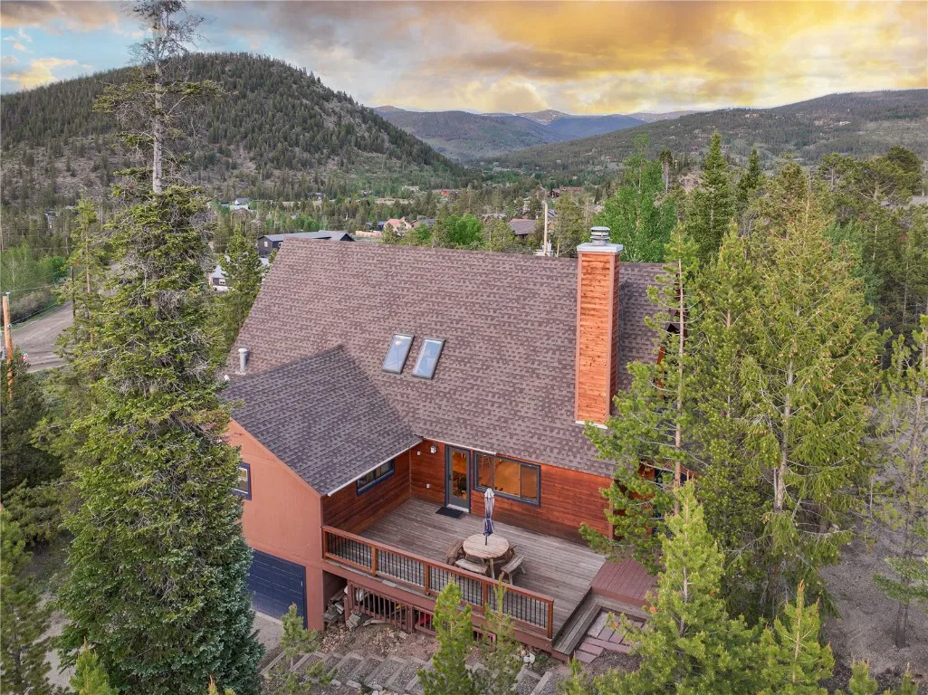 cabaña con vista a la montaña