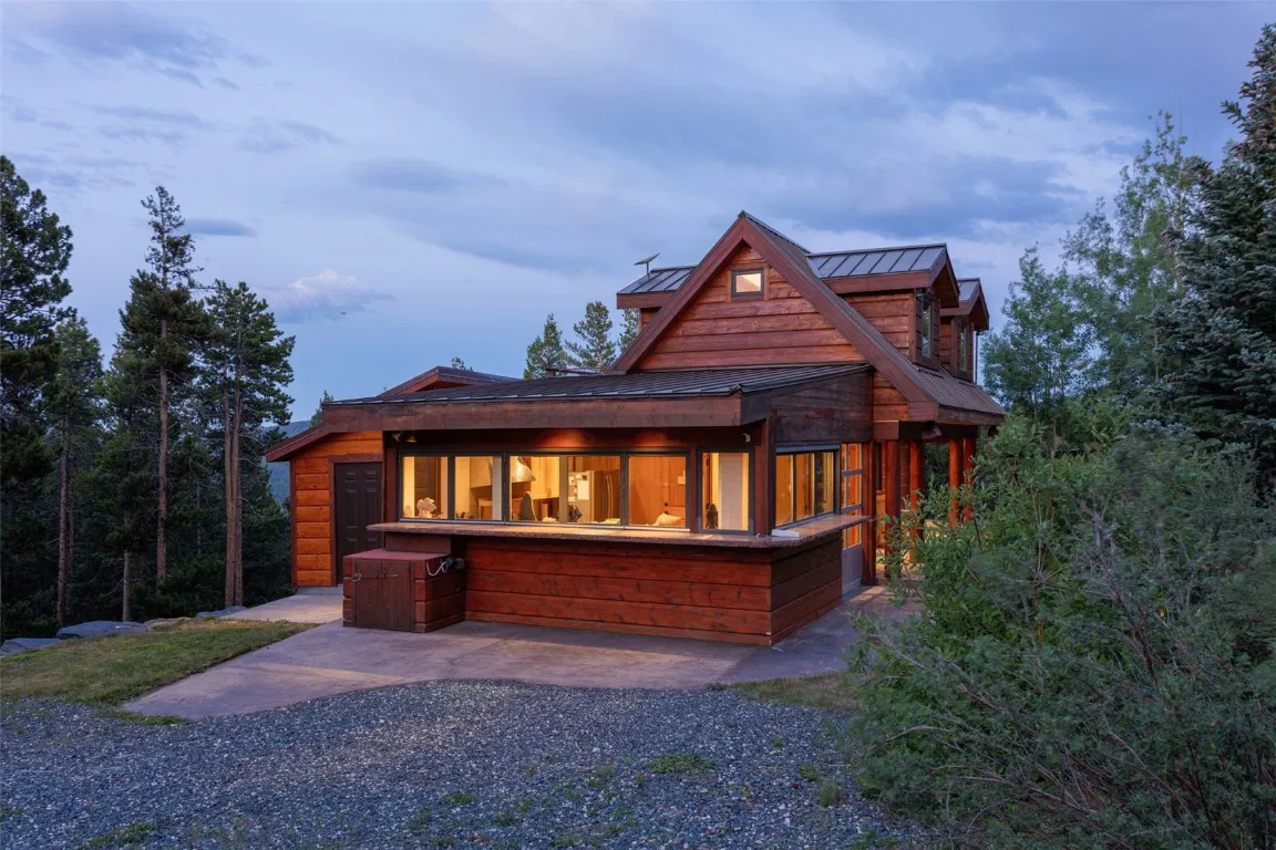 cabaña moderna en la montaña