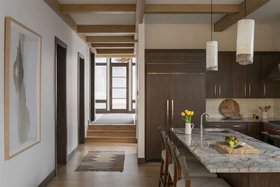 casa moderna en la montaña de tres pisos