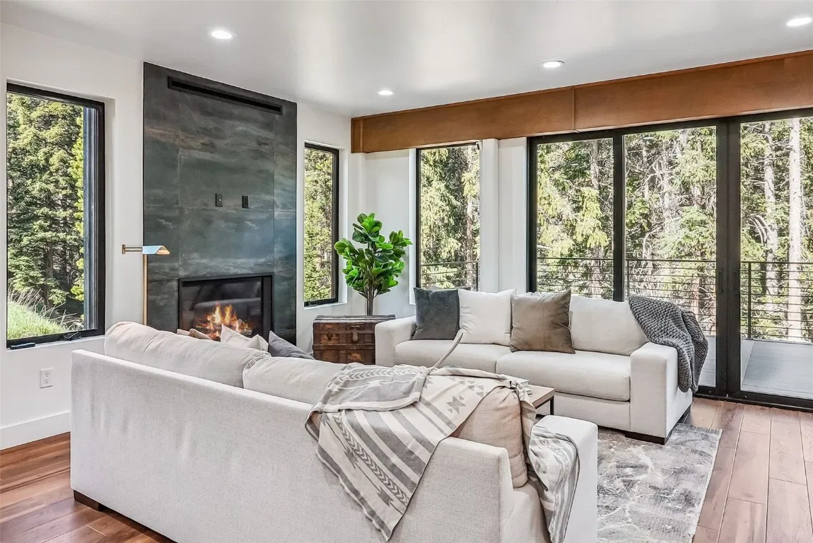 refugio moderno en la montaña