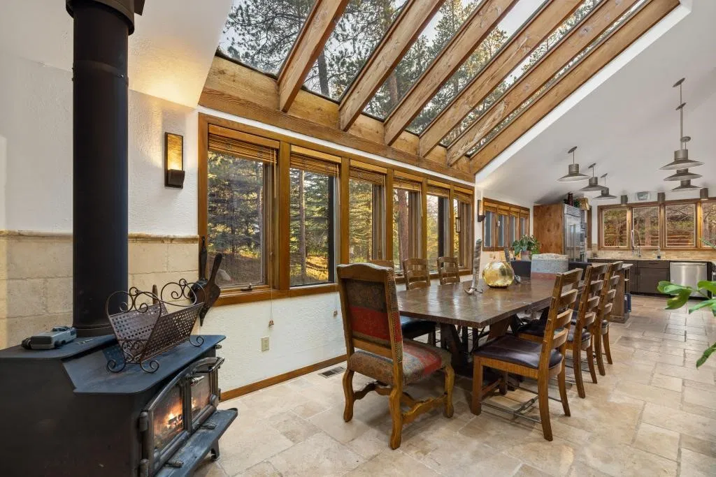  cabaña en medio de un paisaje forestal impresionante