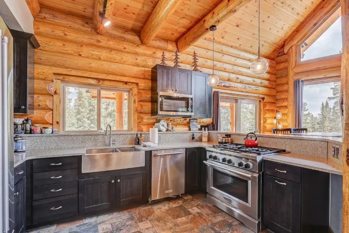  cabaña de troncos en la montaña