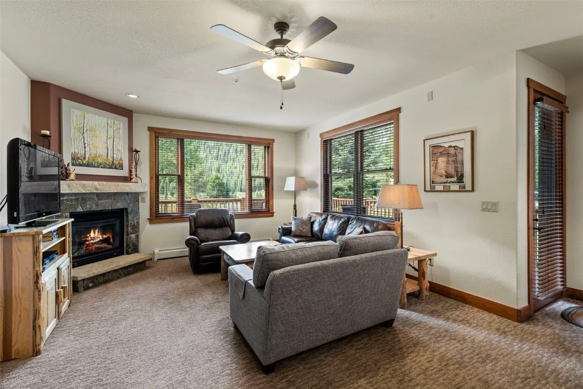  townhouse de múltiples pisos situado en un pintoresco entorno montañoso