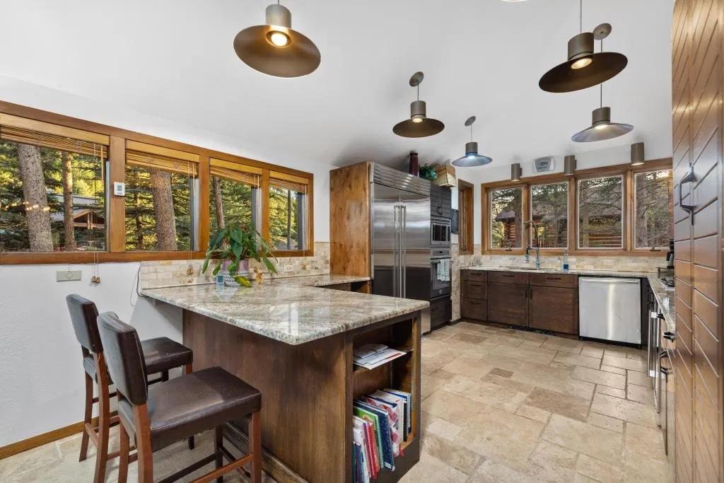  cabaña en medio de un paisaje forestal impresionante