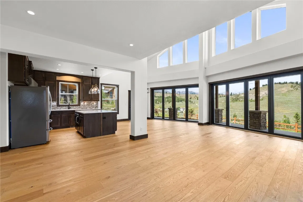 Moderna casa de montaña de dos pisos