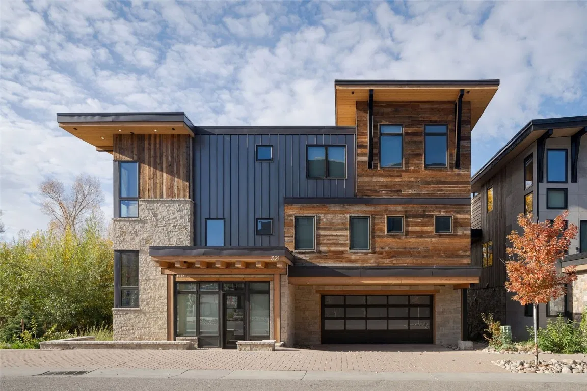 casa moderna en la montaña de tres pisos
