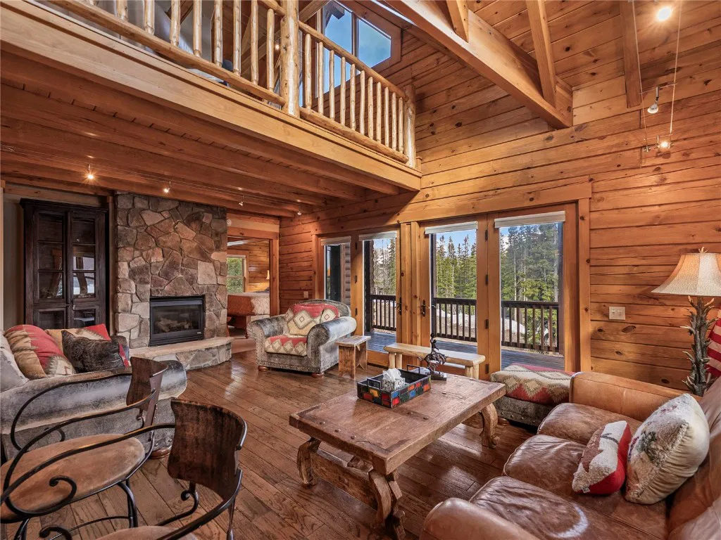 cabaña de montaña de dos pisos