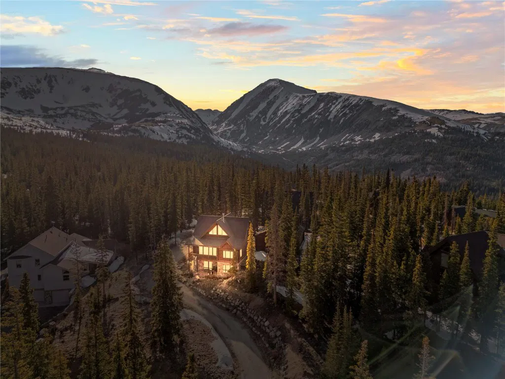 cabaña de montaña de dos pisos