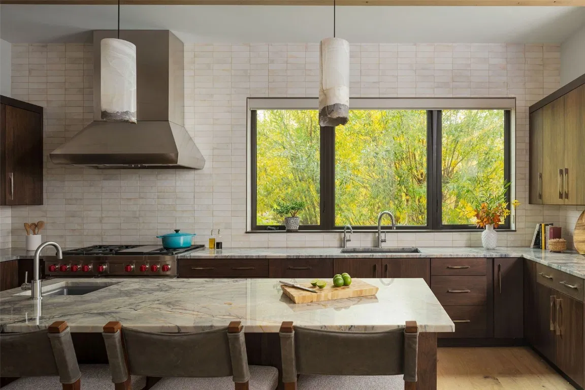 casa moderna en la montaña de tres pisos