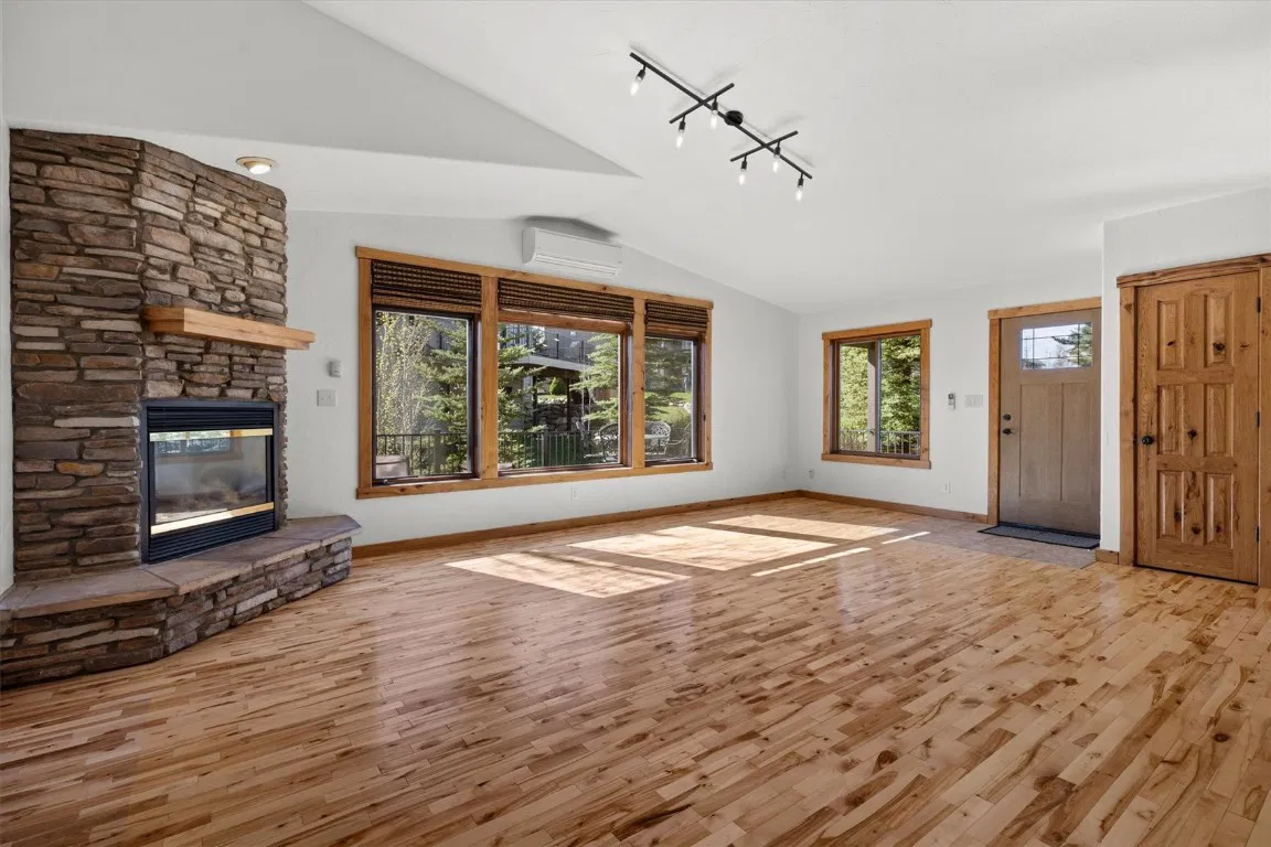 casa montañera moderna de dos pisos