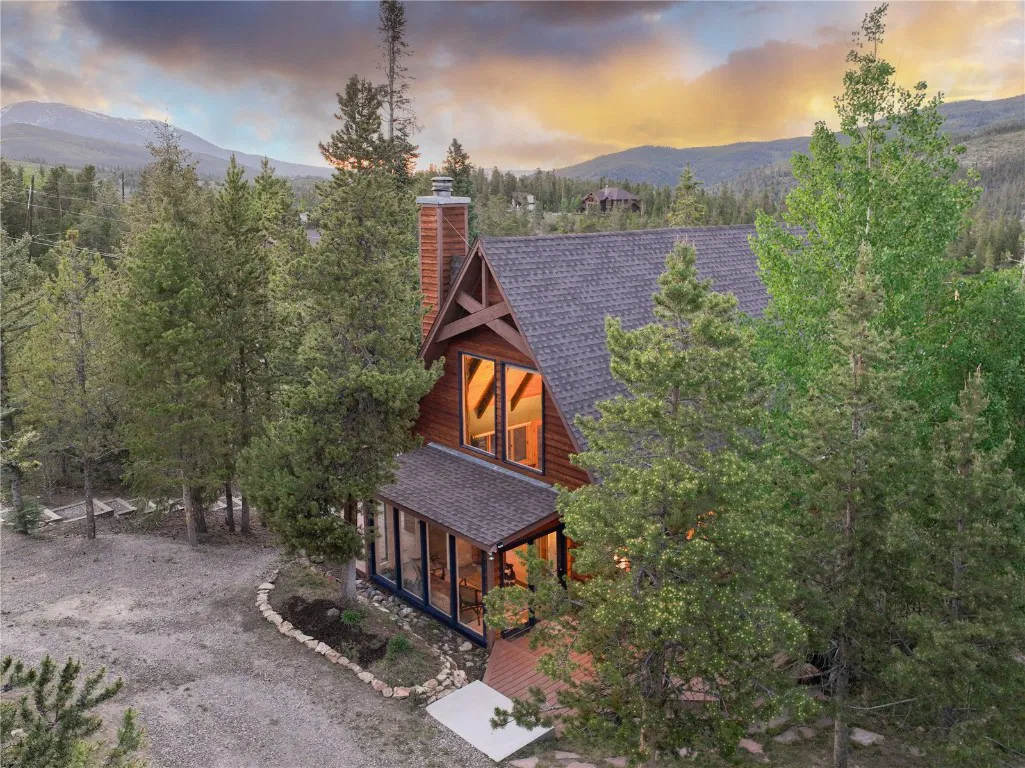 cabaña con vista a la montaña