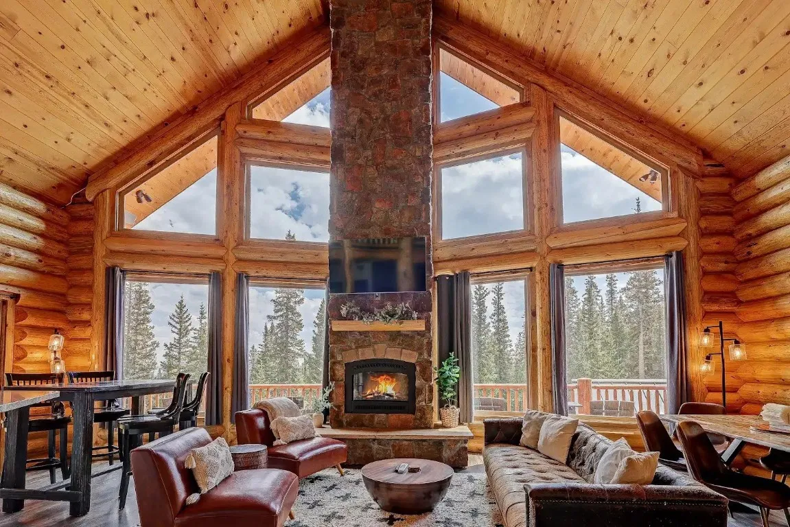  cabaña de troncos en la montaña