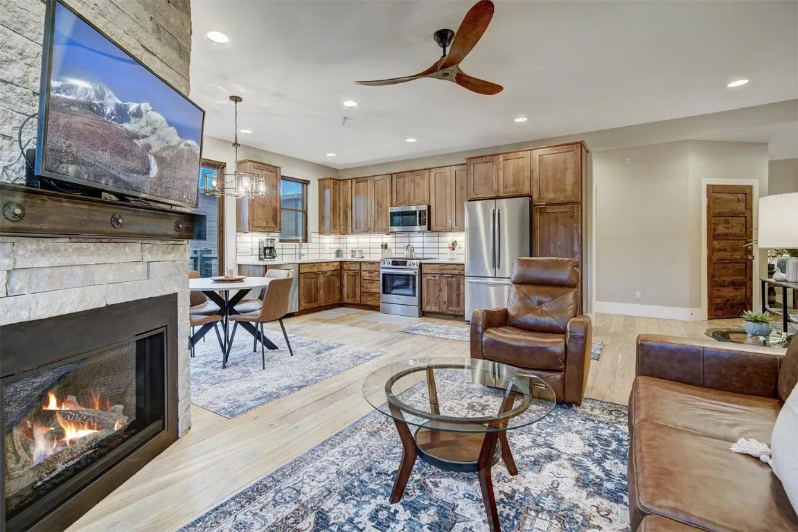 casa contemporánea de dos pisos con vista a la montaña 