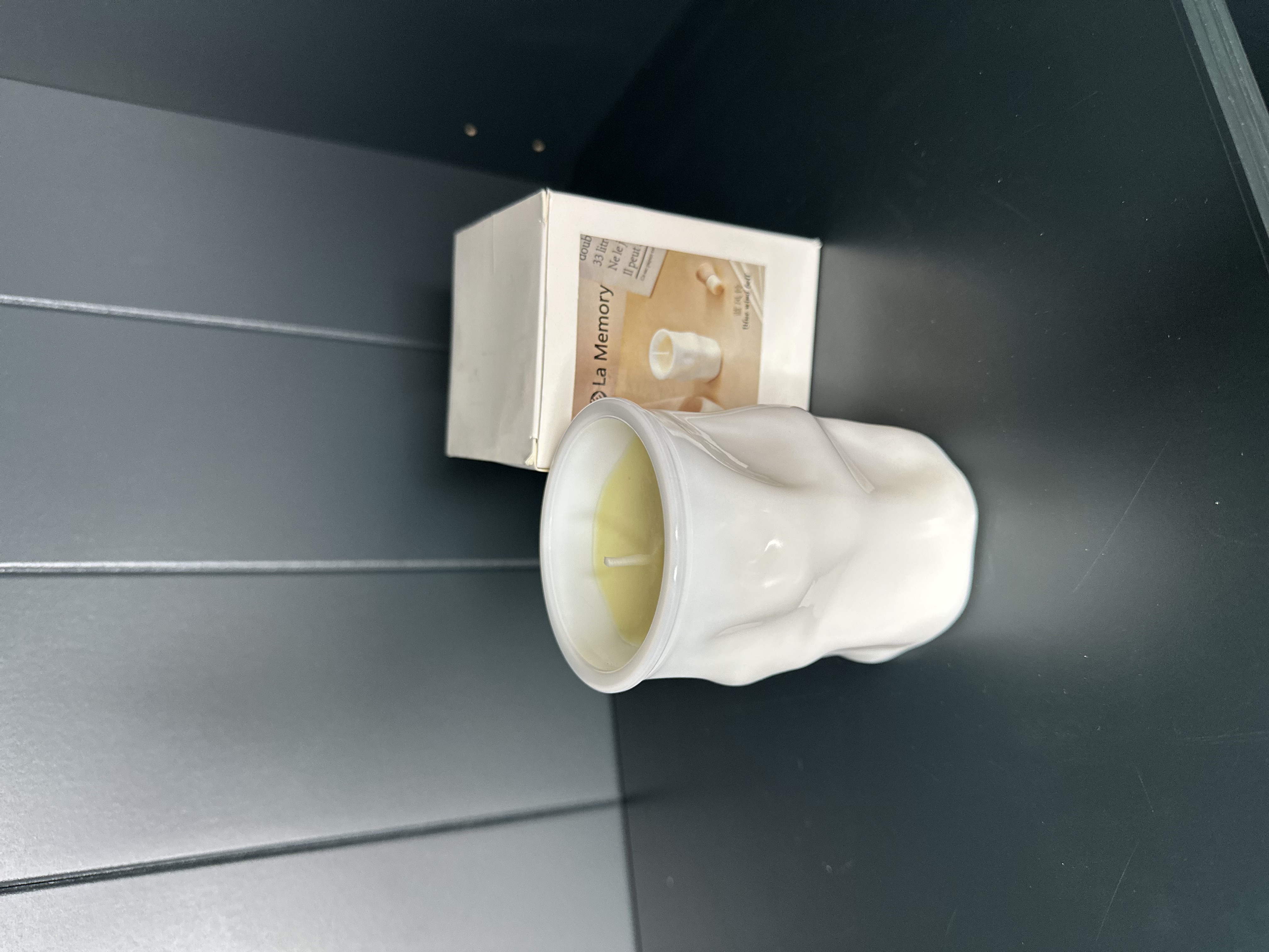 Aromatinė žvakė keramikiniame inde