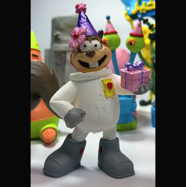 مجسم ساندي تشيكس بقبعة الحفلات