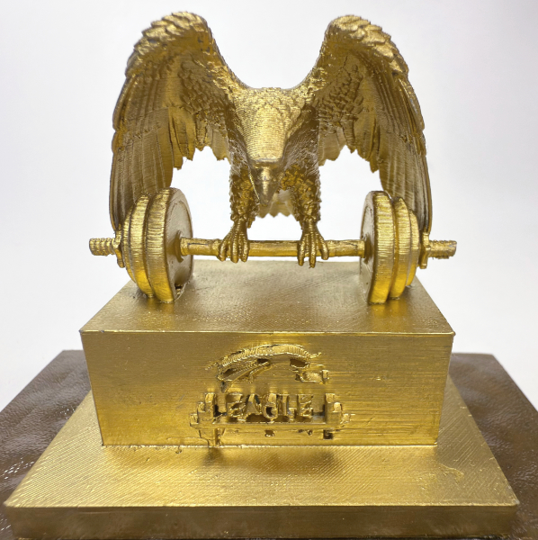 مجسم النسر الذهبي