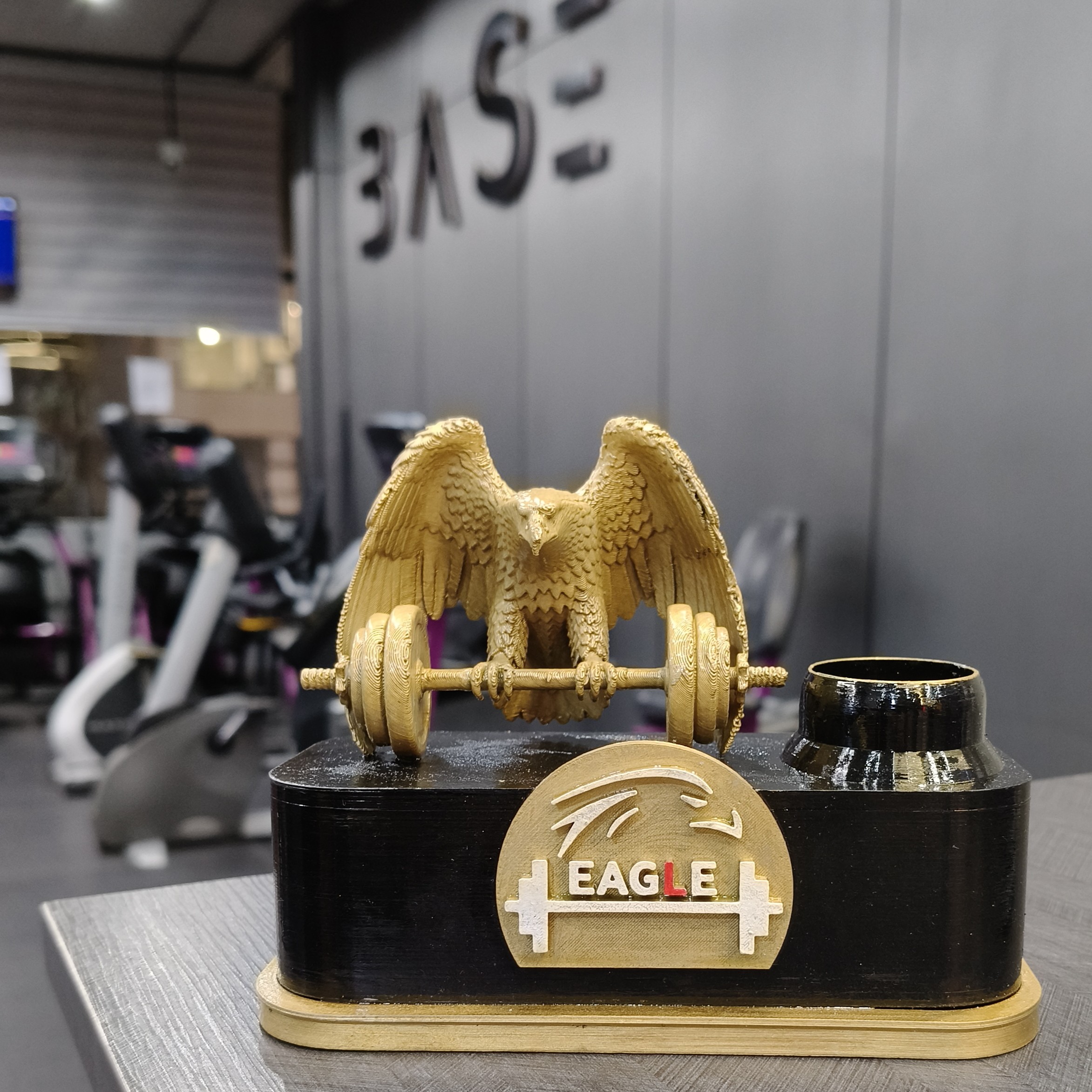 حامل أقلام مكتبي Eagle Desk Sign