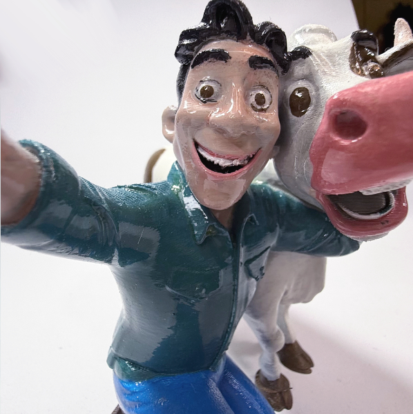 مجسم سيلفي مرح مع بقرة المزرعة