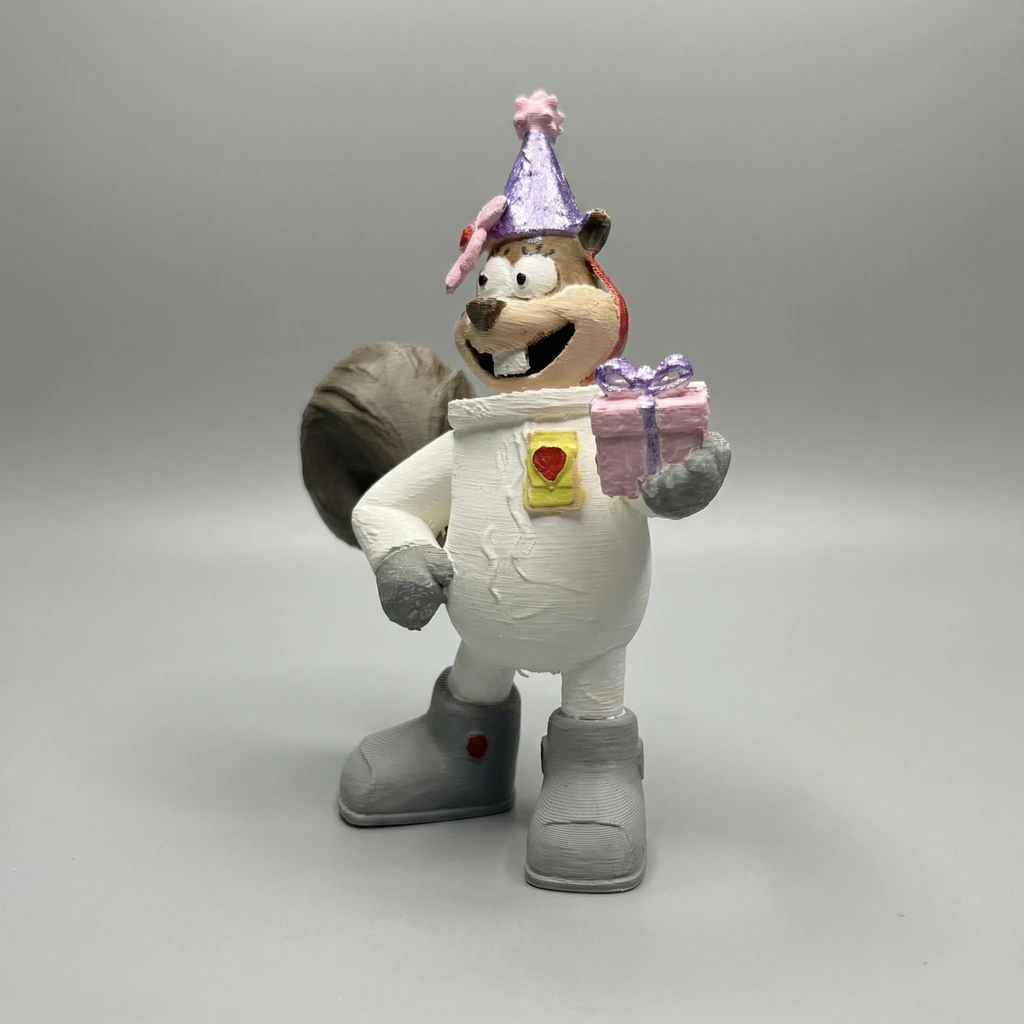 مجسم ساندي تشيكس بقبعة الحفلات