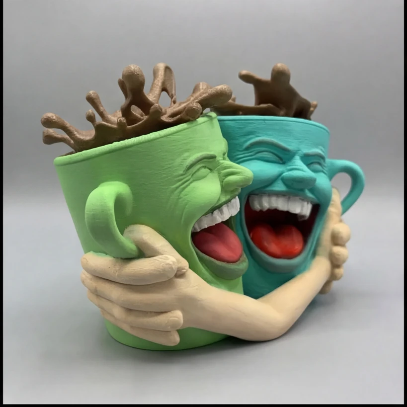 مجسم الكوبين الضاحكين المتعانقين