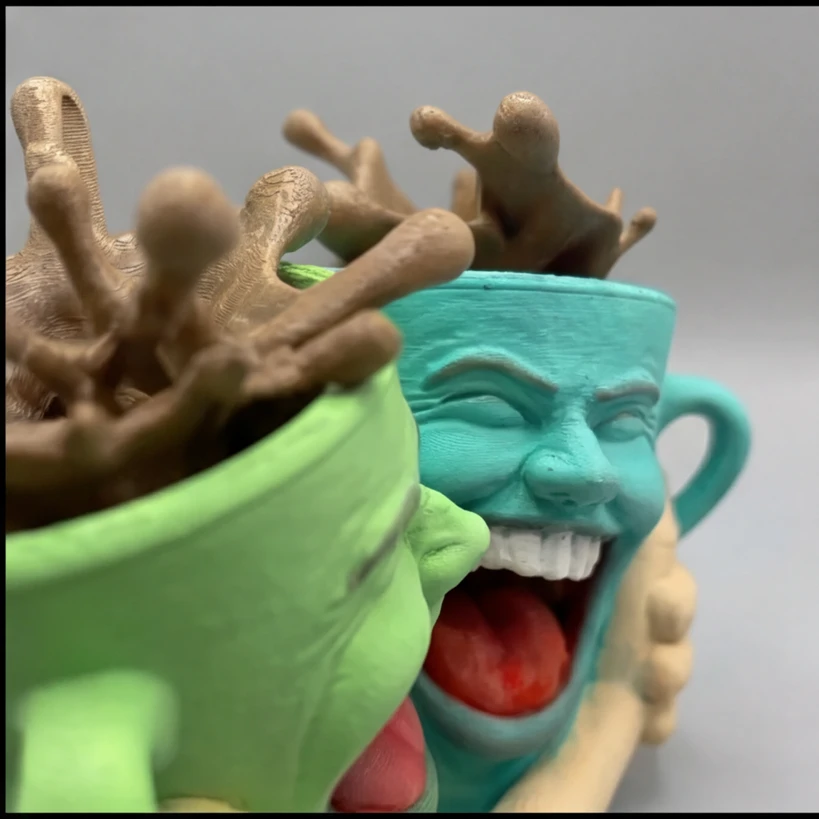 مجسم الكوبين الضاحكين المتعانقين