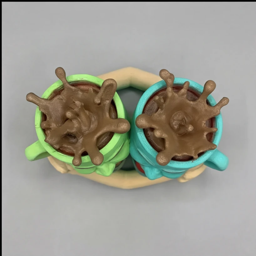 مجسم الكوبين الضاحكين المتعانقين