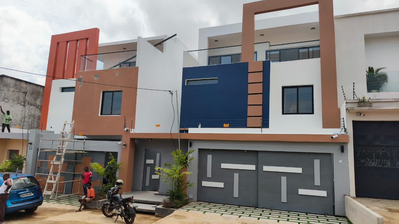 EN VENTE 2 MAGNIFIQUES VILLAS MODERNES, À LA RIVIERA ABATTA DANS UNE ZONE RÉSIDENTIELLE ET CALME,AVEC PISCINE 🏊 ET PERGOLA ,bâties chacune sur 300 m2 .