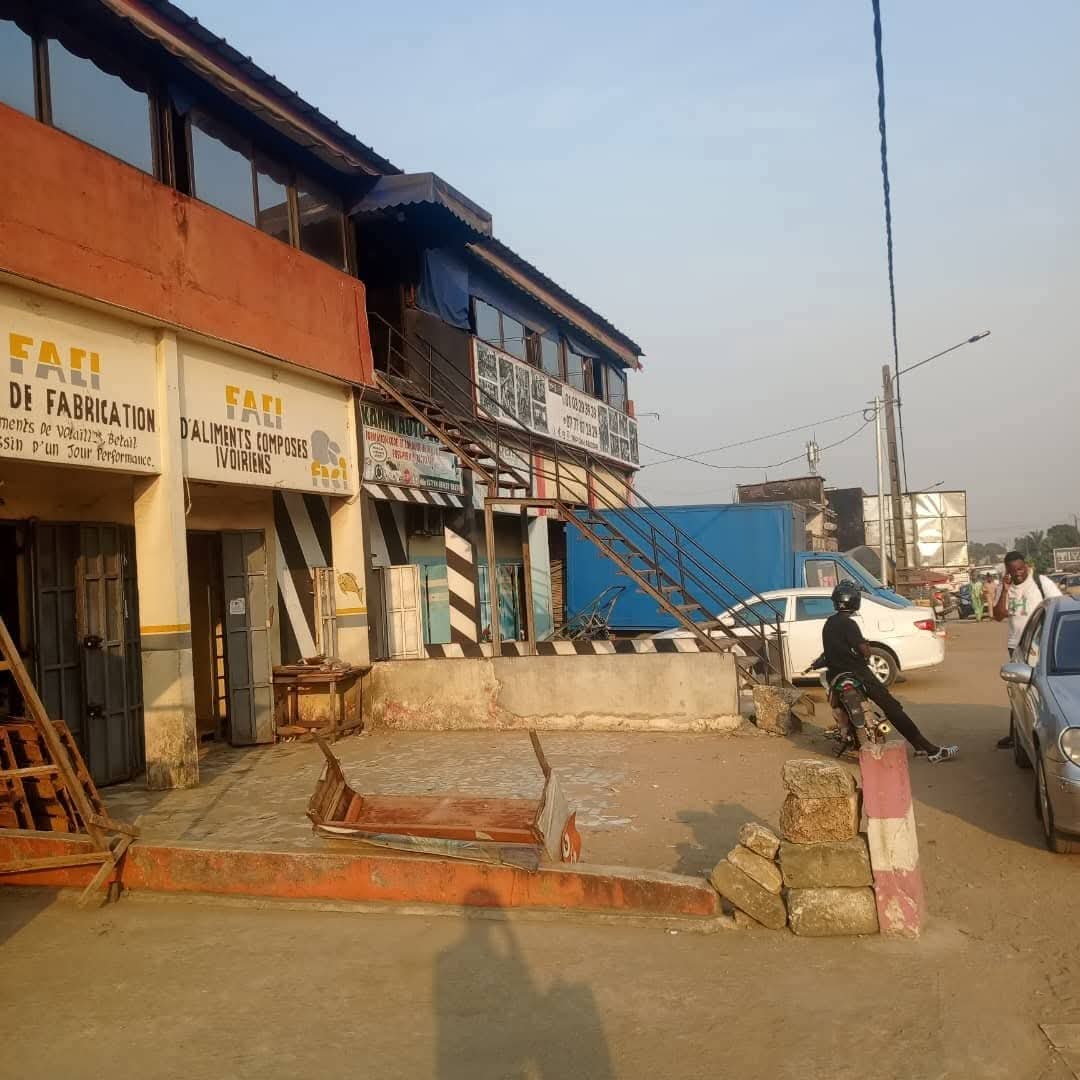 VENTE EXCEPTIONNELLE ( PRIX REVU À LA BAISSE) – BÂTIMENT COMMERCIAL À ABOBOTÉ