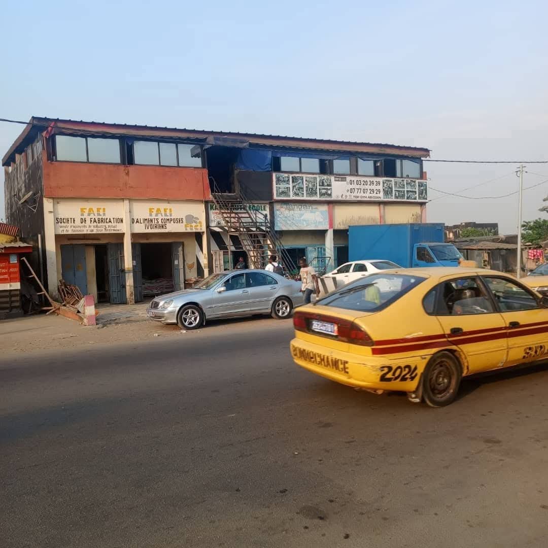 VENTE EXCEPTIONNELLE ( PRIX REVU À LA BAISSE) – BÂTIMENT COMMERCIAL À ABOBOTÉ