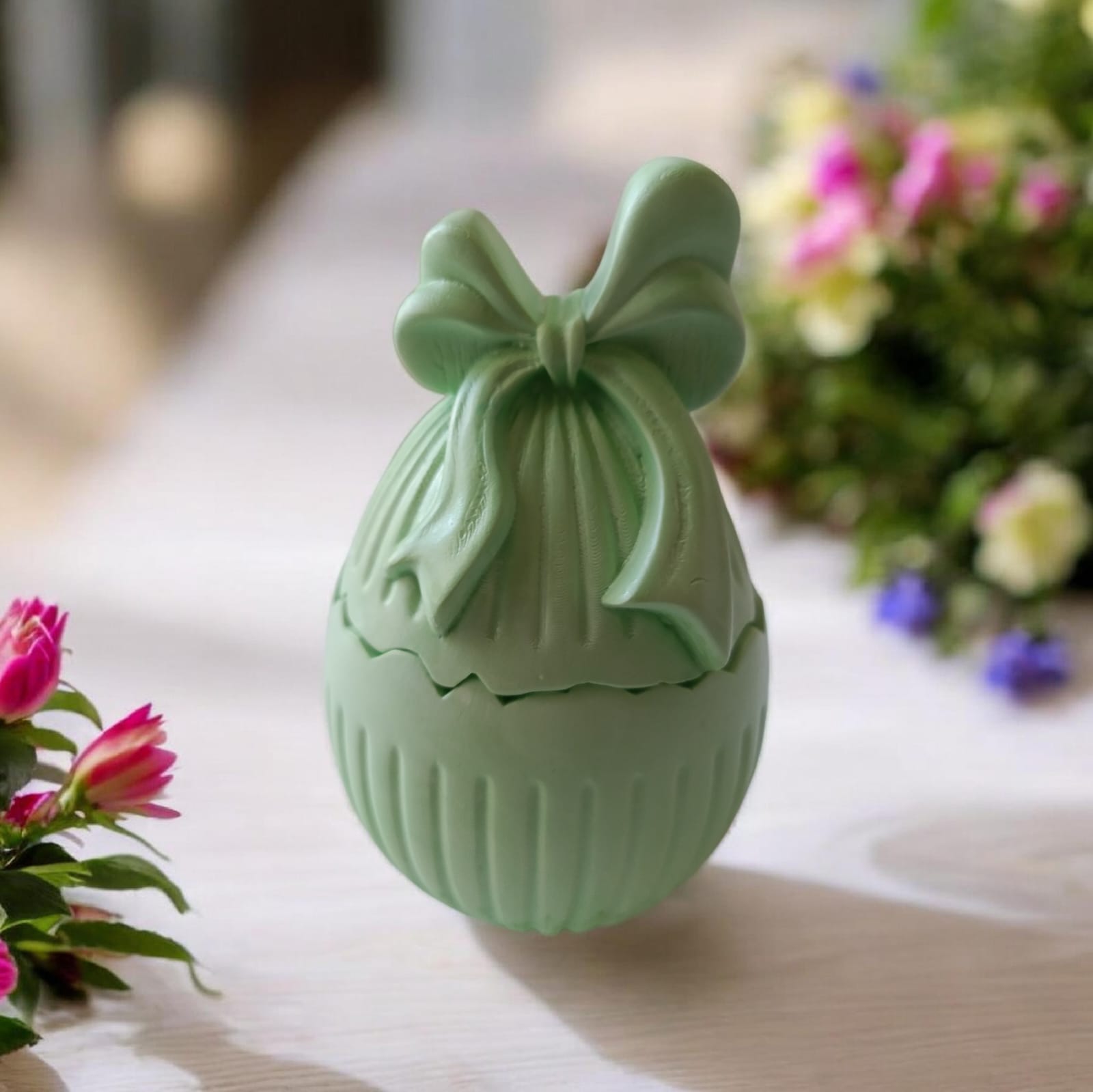 Éclosion de Lilas – Bougie Parfumée Artisanale en Forme d’Œuf | Collection de Pâques