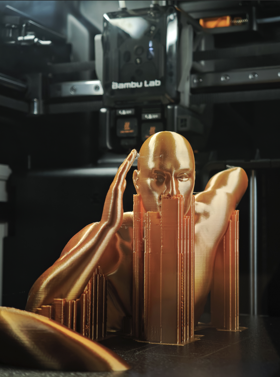 Escultura de torso humano en filamento PLA color cobre