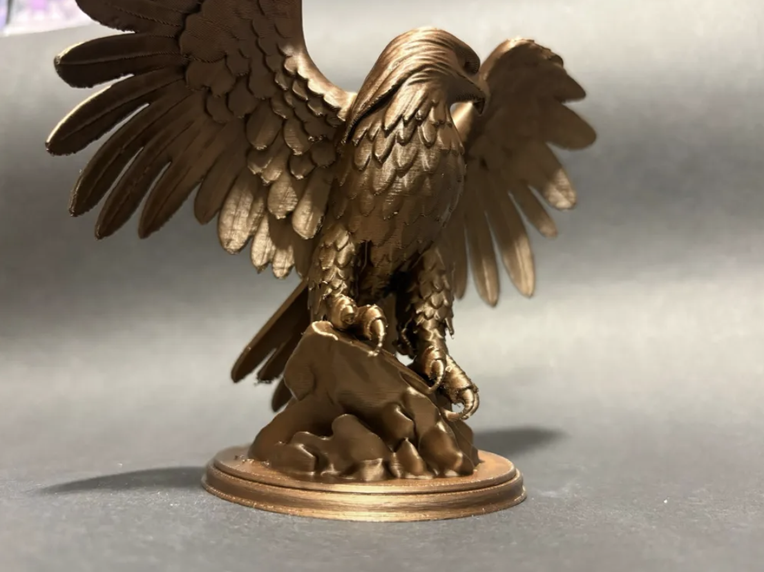 Figura de águila de bronce