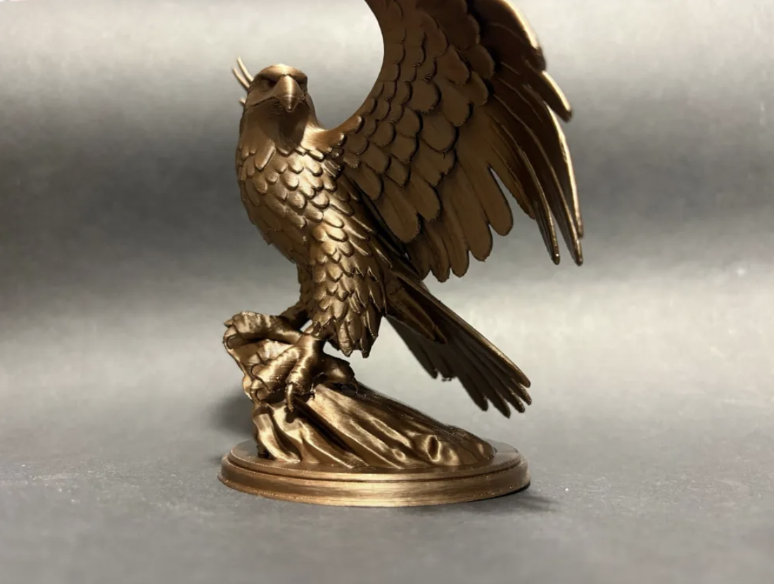 Figura de águila de bronce