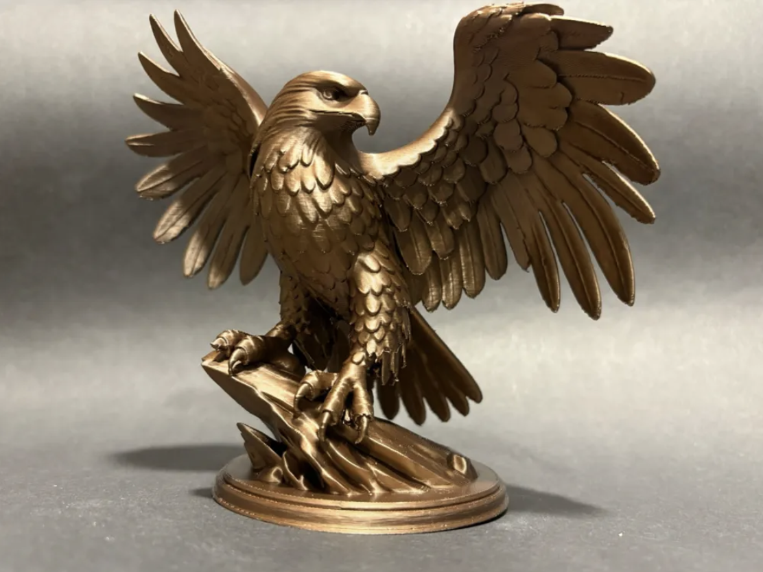 Figura de águila de bronce